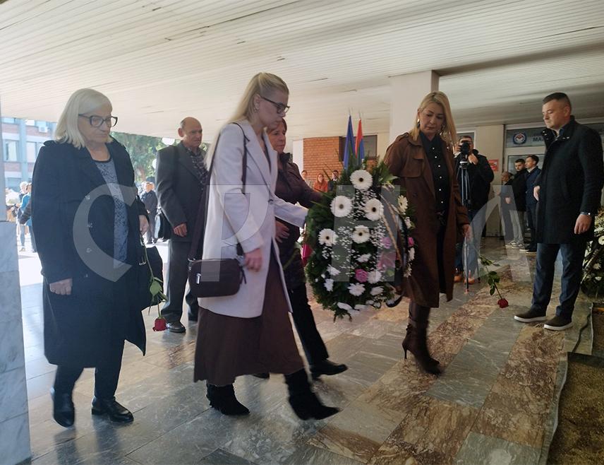 БАЊАЛУКА, 6. НОВЕМБРА /СРНА/ - Министар за научнотехнолошки развој и високо образовање Републике Српске Синиша Каран положио је у Бањалуци вијенац код спомен-плоче погинулим студентима и радницима Универзитета у Одбрамбено-отаџбинском рату.