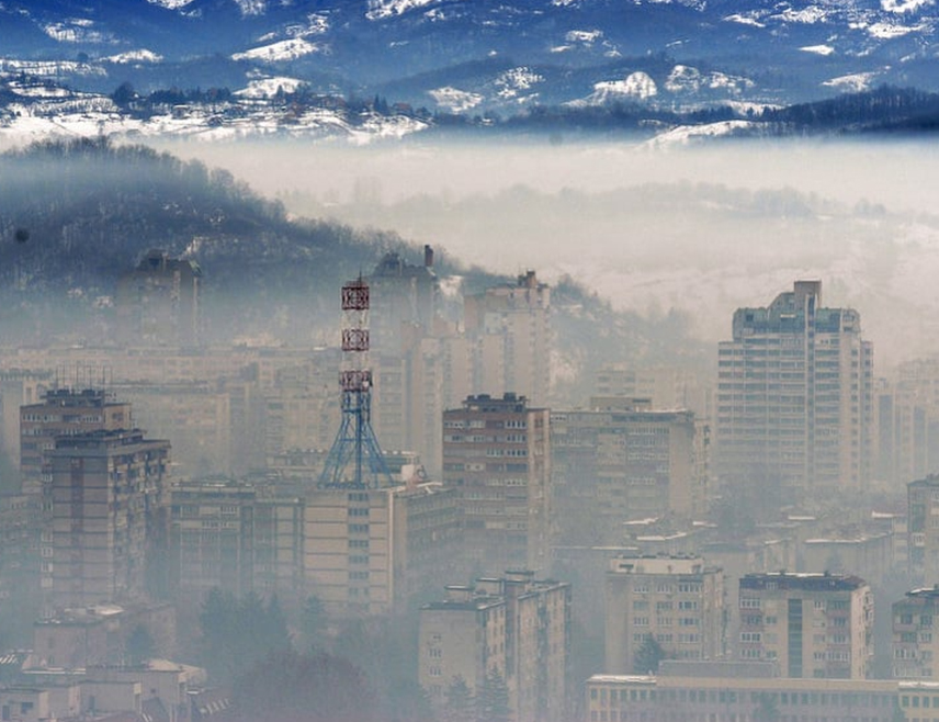 САРАЈЕВО, 6. НОВЕМБРА /СРНА/ - У Тузли je ваздух јутрос нездрав и грађанима се препоручује да избјегавају боравак напољу због могућих негативних посљедица по дисајне органе, објављено је на страници "Зрак.екоакција".