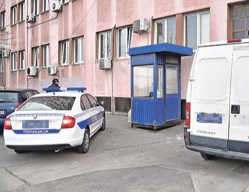 БЕОГРАД, 6. НОВЕМБРА /СРНА/ - Дјевојка из БиХ, која је напала ножем полицајца у Полицијској станици Савски венац у Београду, зове се Мерима А, сазнаје незванично Срна.