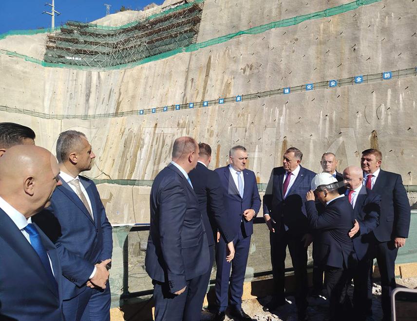 БЕРКОВИЋИ, 6. НОВЕМБРА /СРНА/ - Званичници Републике Српске обишли су доводни тунел Хидроелектране /ХЕ/ "Дабар" који је недавно пробијен.