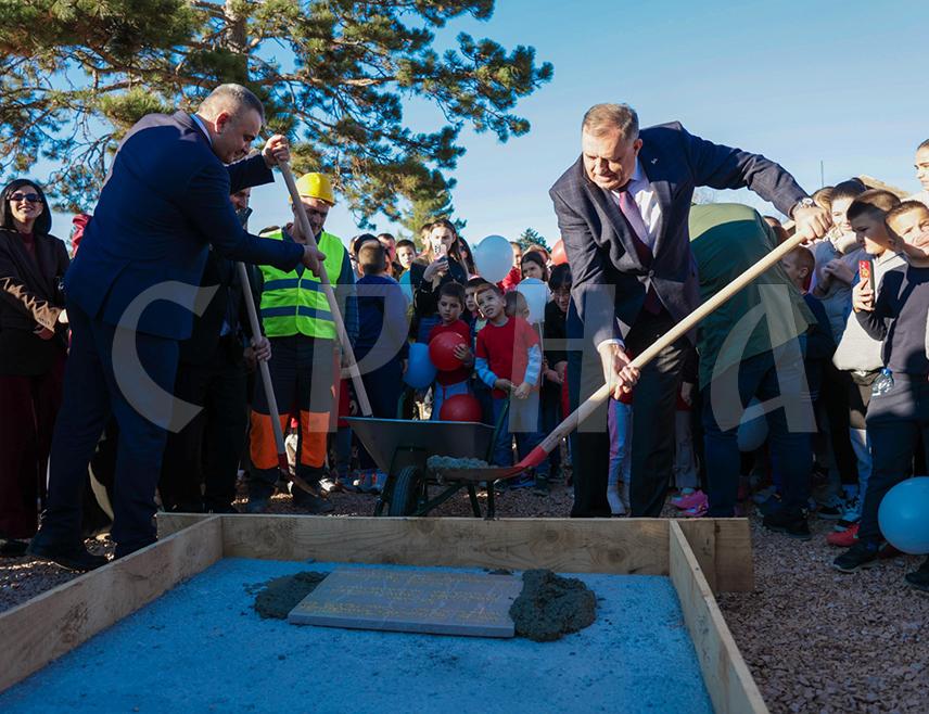 БИЛЕЋА, 6. НОВЕМБРА /СРНА/ - Предсједник Милорад Додик и премијер Републике Српске Саво Минић положили су данас у Билећи камен темељац новог вртића у чију изградњу и опремање ће бити уложено 4,2 милиона КМ, а средства је обезбиједио Кабинет предсједника Републике Српске.