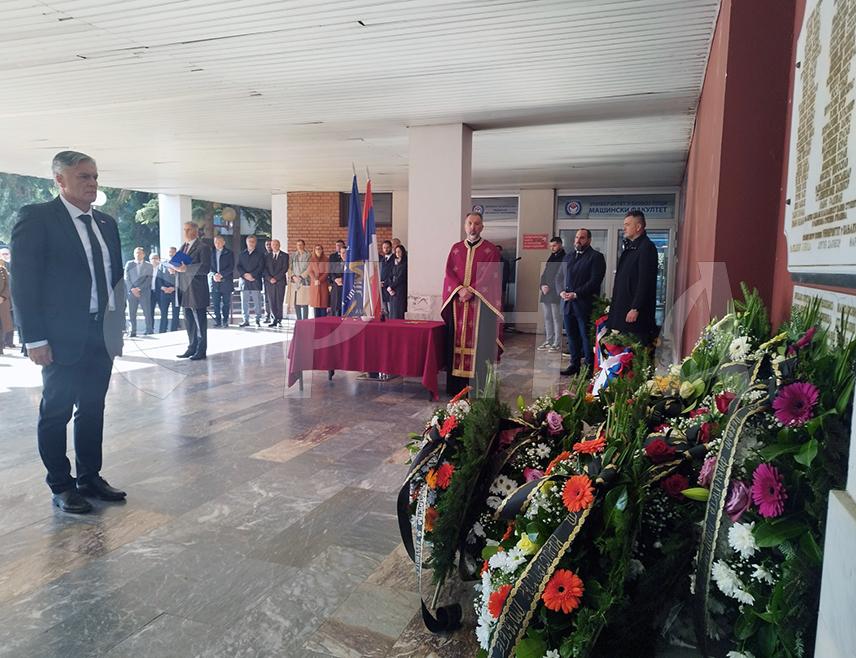 БАЊАЛУКА, 6. НОВЕМБРА /СРНА/ - Министар за научнотехнолошки развој и високо образовање Републике Српске Синиша Каран рекао је да је обавеза свих у Српској да чувају сјећање на студенте и раднике бањалучког Универзитета који су погинули у протеклом Одбрамбено-отаџбинском рату, те да се не смије ником дозволити да напада светињу у чијим су темељима њихови животи.