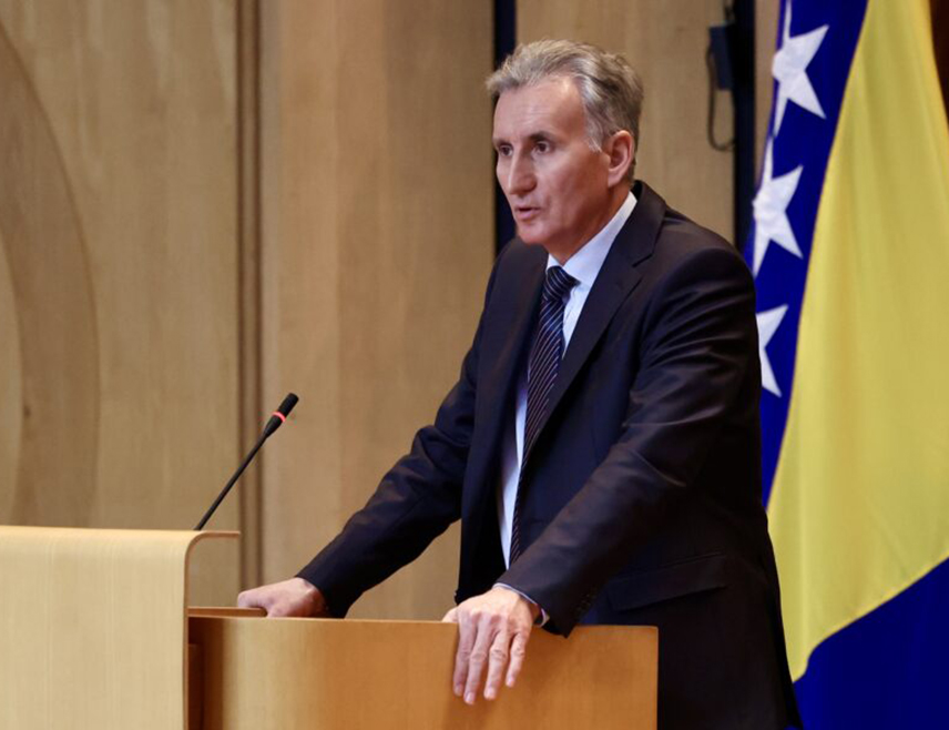 САРАЈЕВО, 6. НОВЕМБРА /СРНА/ - Ни након получасовне паузе нису обезбијеђени услови за одржавање данашње сједнице Дома народа Парламентарне скупштине БиХ, констатовао је предсједавајући Дома Кемал Адемовић.