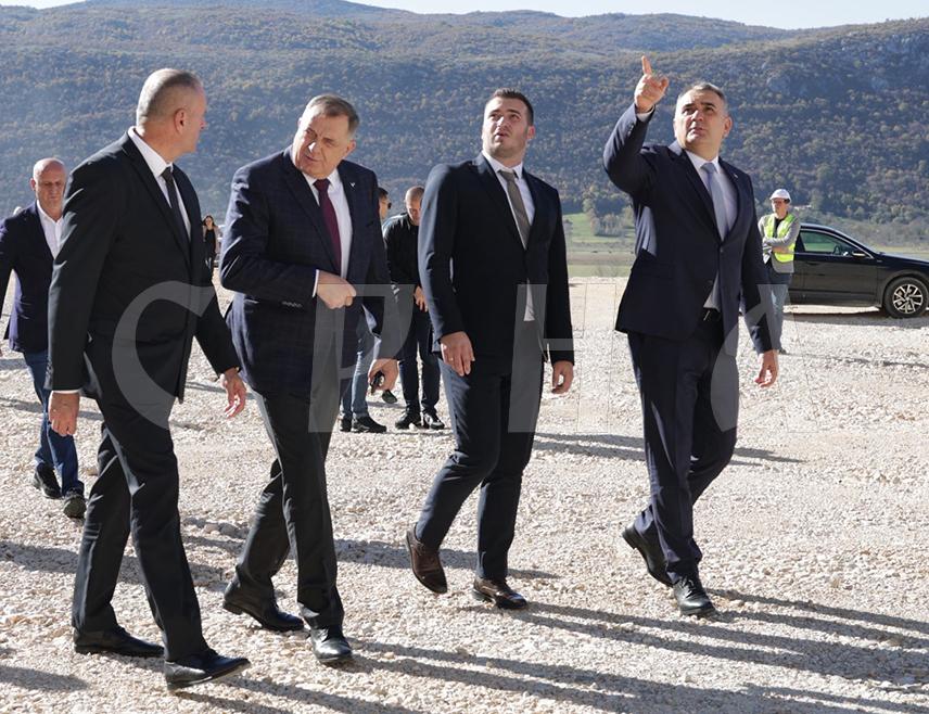 БЕРКОВИЋИ, 6. НОВЕМБРА /СРНА/ - Премијер Републике Српске Саво Минић најавио је да ће идуће седмице бити одржана тематска сједница Владе Српске о стању у "Електропривреди Републике Српске".