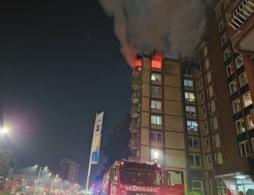 ТУЗЛА, 6. НОВЕМБРА /СРНА/ - У пожару у Дому пензионера у Тузли 11 лица је смртно страдало усљед гушења, односно тровања угљен-моноксидом, с тим да је тијело једне жртве и опожарено, прелиминарни су резултати до сада обављених обдукција, који су вјештаци саопштили Тужилаштву Тузланског кантона.