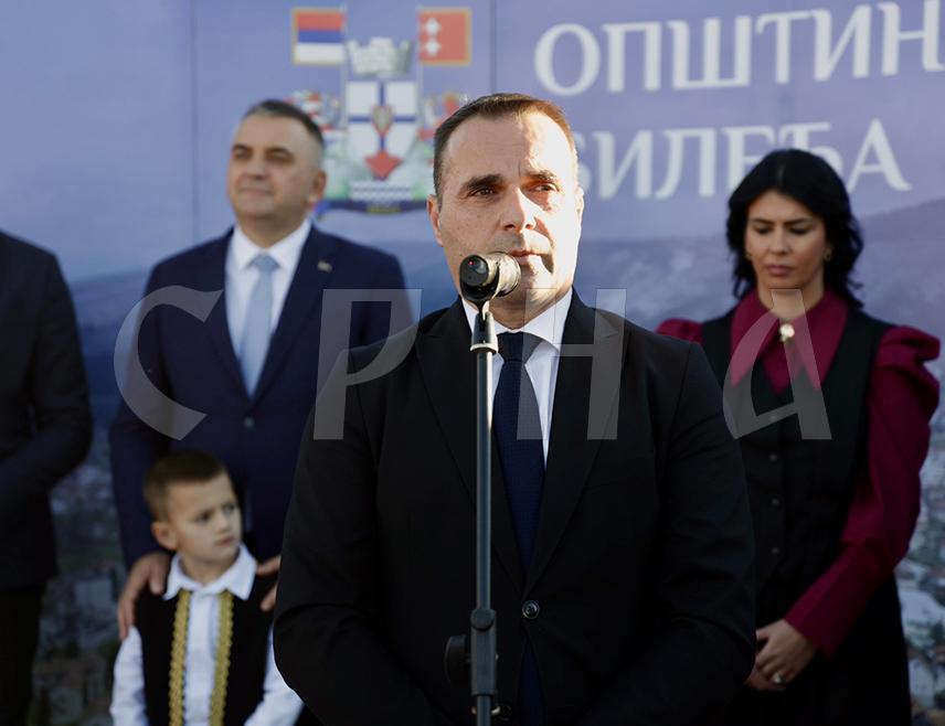 БИЛЕЋА, 6. НОВЕМБРА /СРНА/ - Начелник Билећe Миодраг Парежанин изјавио је данас да почетак изградње новог вртића у овој општини, у који ће из средстава Кабинета предсједника Републике Српске бити уложено око 4,2 милиона КМ, представља историјски дан, те поручио да ће Билећа наставити са развојем јер се овдје реализују инвестиције вриједне 20 милиона КМ.