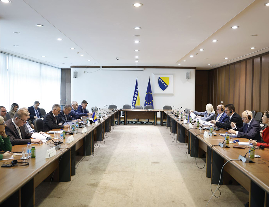 САРАЈЕВО, 6. НОВЕМБРА /СРНА/ - Чланови Заједничког колегијума оба дома Парламентарне скупштине БиХ упознали су данас у Сарајеву делегацију Одбора за уставна питања Европског парламента /АФКО/ о различитим виђењима актуелне политичке ситуације у БиХ.