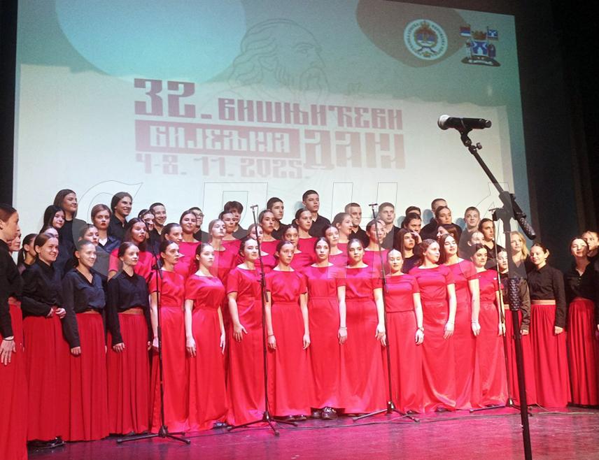 БИЈЕЉИНА, 6. НОВЕМБРА /СРНА/- У част великом српском писцу и гуслару Филипу Вишњићу у Бијељини је вечерас одржана свечана академија на којој је бесједник Радован Калабић рекао да је Вишњић  симбол српске усмене поезије, али и народне усмене мудрости.