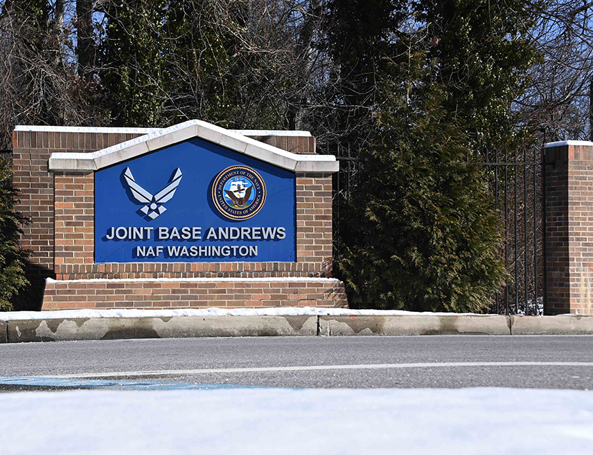 ВАШИНГТОН, 7. НОВЕМБРА /СРНА - РИА Новости/ - Неколико људи хоспитализовано је због тровања након отварања пакета са непознатом супстанцом који је достављен у америчку војну базу "Ендрус", јавио је Си-Ен-Ен, позивајући се на војне званичнике и изворе упознате са истрагом.