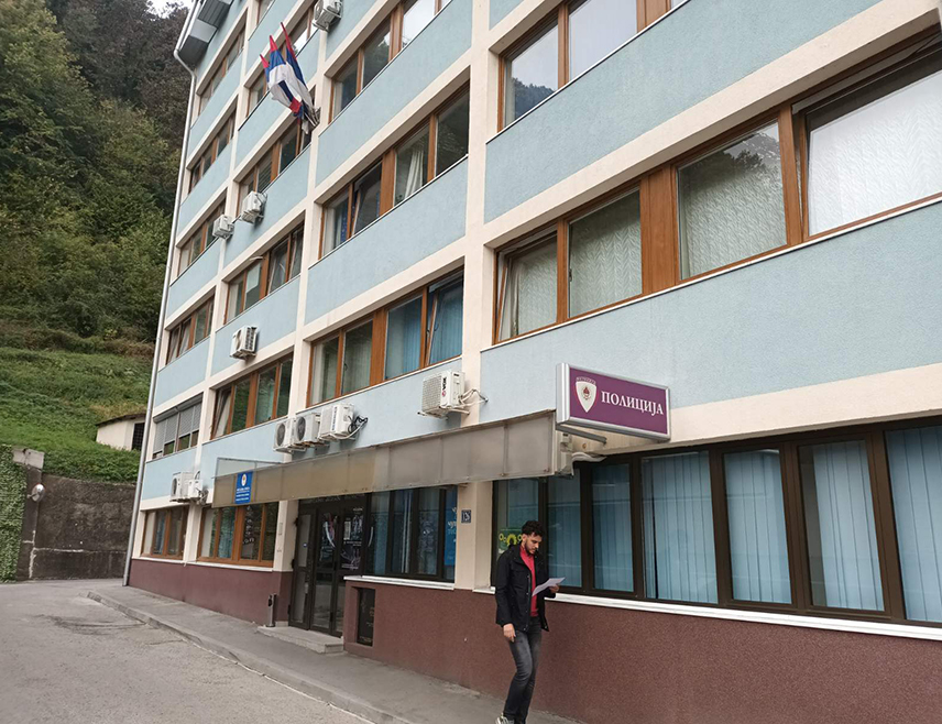 ВЛАСЕНИЦА, 7. НОВЕМБРА /СРНА/ - Шест лица повријеђено је у саобраћајној незгоди, од којих једно тешко, у мјесту Tабана у општини Власеница, саопштено је из Полицијске управе Зворник.