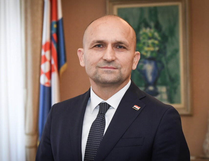 СПЛИТ, 7. НОВЕМБРА /СРНА/ - Чланови навијачке групе "Торцида" и удружења ветерана, који су за сутра најавили протест у Сплиту због притварања мушкараца осумњичених да су насилно прекинули одржавање Дана српске културе, имају право да искажу своје мишљење о тој ситуацији, рекао је министар одбране Хрватске Иван Анушић.