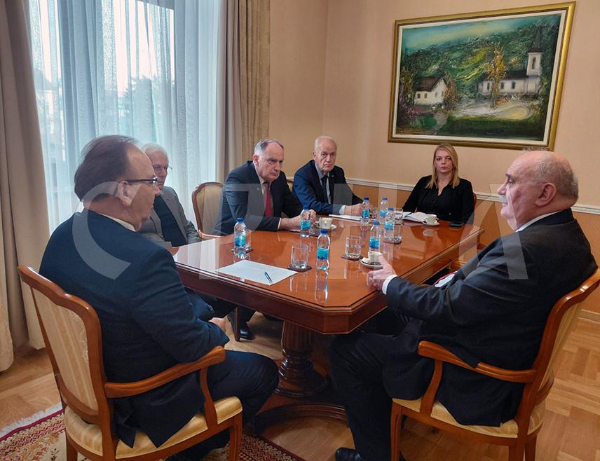 БАЊАЛУКА, 7. НОВЕМБРА /СРНА/ - Академија умјетности Републике Српске /АНУРС/ и Српска академија наука и уметности /САНУ/ остају привржени међусобној сарадњи која ће бити унапријеђена и проширена, речено је на састанку предсједника АНУРС-а и САНУ Драгољуба Мирјанића и Зорана Кнежевића у Бањалуци.