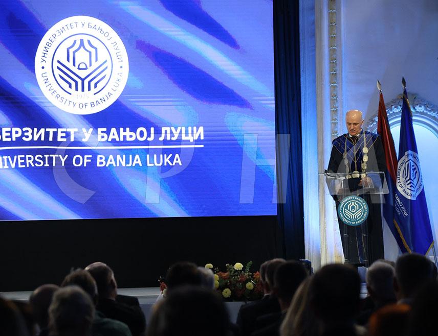 БАЊАЛУКА, 7. НОВЕМБРА /СРНА/ - Ректор Универзитета у Бањалуци Радослав Гајанин рекао је да су студенти будућност и покретач развоја, а да је мисија Универзитета да настави рад на унапређењу и развоју.