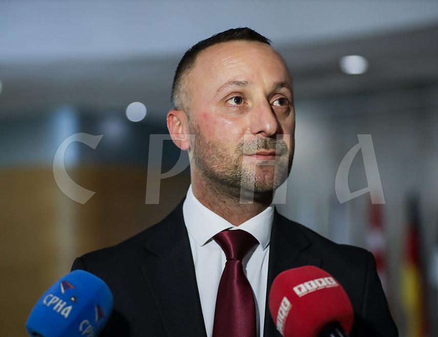 ИСТОЧНО САРАЈЕВО, 7. НОВЕМБРА /СРНА/ - Посланик СНСД-а у Представничком дому Парламентарне скупштине БиХ Милорад Којић изјавио је Срни да би замјеник предсједавајућег Представничког дома Денис Звиздић, послије толико година у политици, морао да буде конзистентан у својој политици, а не да буде лицимјеран.