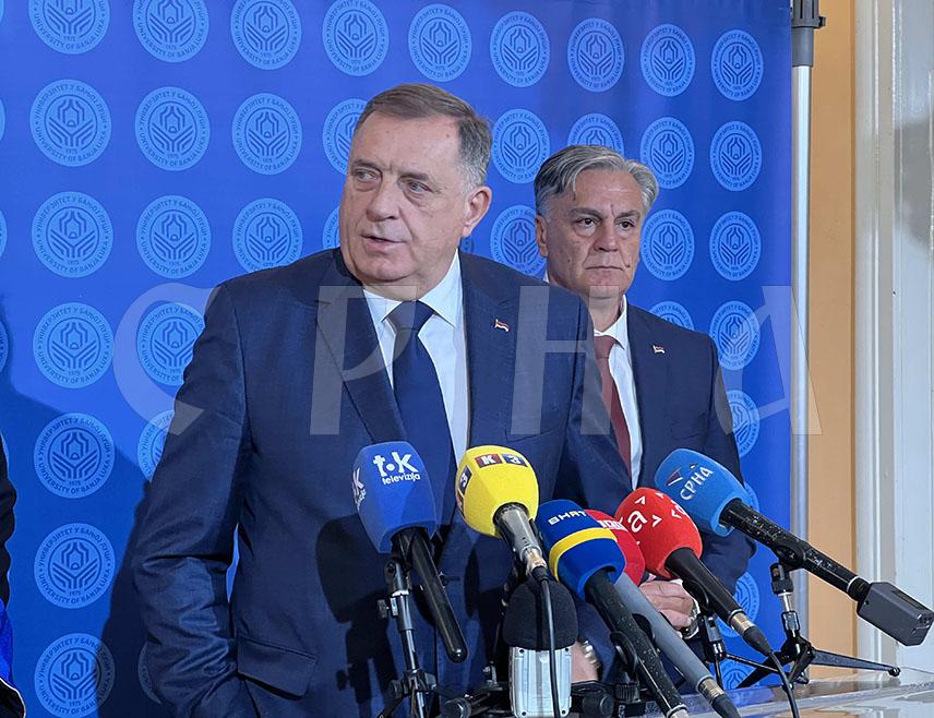 БАЊАЛУКА, 7. НОВЕМБРА /СРНА/ - Предсједник СНСД-а Милорад Додик рекао је да јавни универзитети Републике Српске служе на понос друштву, те истакао да би буџетом Српске за наредну годину требала бити обезбијеђена средства са повећање студентских стипендија са 200 КМ на 300 КМ.