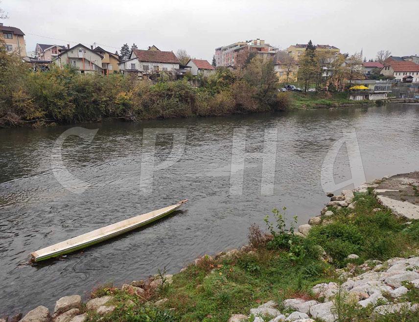 БАЊАЛУКА, 8. НОВЕМБРА /СРНА/ - Ријеком Врбас поново је запловио дајак чамац под именом "Кастра", који је раније био потопљен и преврнут у близини популарне плаже Абација.