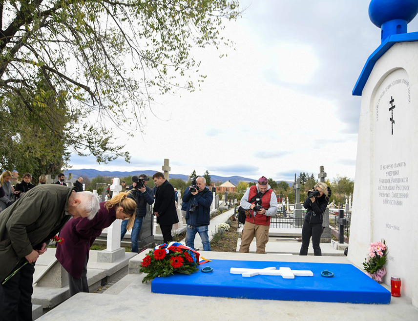 БЕОГРАД/БЕЛА ЦРКВА, 7. НОВЕМБРА /СРНА/ - Министар за рад, запошљавање, борачка и социјална питања Србије Милица Ђурђевић Стаменковски је данас поводом годишњице Октобарске револуције положила цвијеће на руском гробљу у Белој Цркви - на гробљу гдје почивају припадници руске "бијеле" емиграције из првог таласа и њихови потомци, као и на Споменик погинулим српским ратницима у Првом свјетском рату.