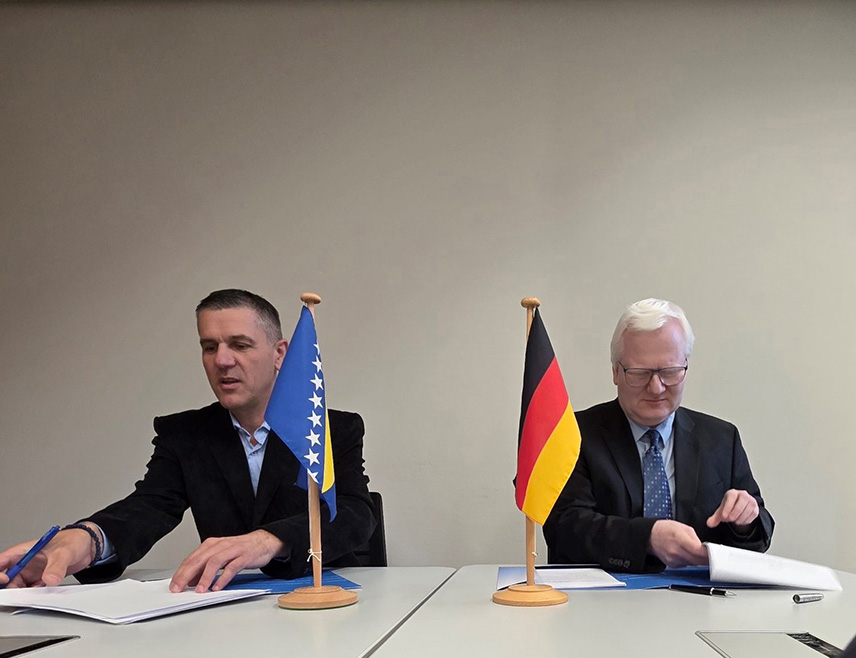 САРАЈЕВО, 7. НОВЕМБРА /СРНА/ - Мјешовита комисија за друмски превоз БиХ и Њемачке унаприједила је досадашњи контингент дозвола, те је за наредну и 2027. годину договорено 250 билатерално/транзитних годишњих дозвола за возила са минималним стандардом "евро шест" и 500 дозвола за превоз у/из треће државе за возила са минималним стандардом "евро шест", саопштено је из Спољнотрговинске коморе БиХ.