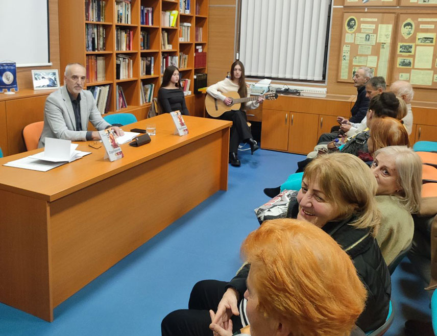 ХАН ПИЈЕСАК, 7. НОВЕМБРА /СРНА/ - У оквиру манифестације "Дани Милана Радуловића" вечерас је у Народној библиотеци "Бранко Чучак" на Хан Пијеску одржана промоција збирке љубавних пјесама "Одабрана" аутора Аћима Тодоровића.