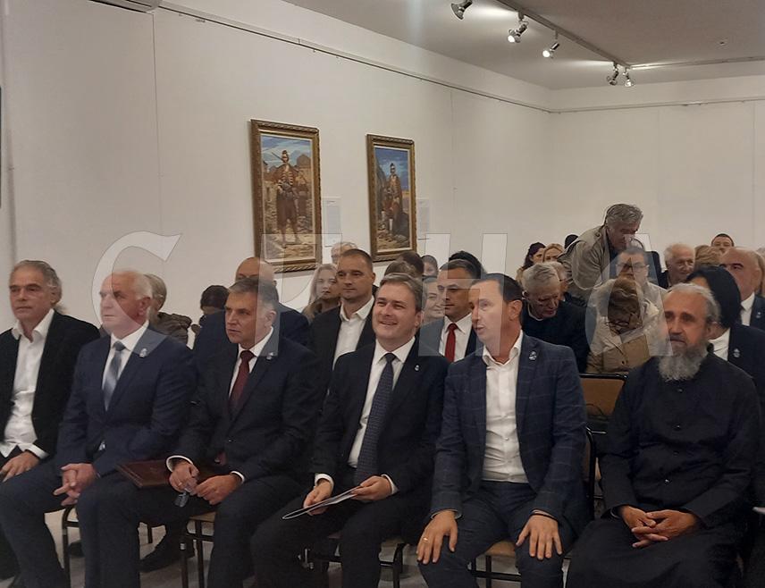 TРЕБИЊЕ, 7. НОВЕМБРА /СРНА/ - У Музеју Херцеговине у Tребињу вечерас је у оквиру манифестације "Дучићеве вечери поезије" отворена изложба слика "Невесињска пушка у срцу Херцеговине" академског сликара Небојше Ђурановића из Београда, на којој су представљени портрети значајних личности устанка Срба у Херцеговини.