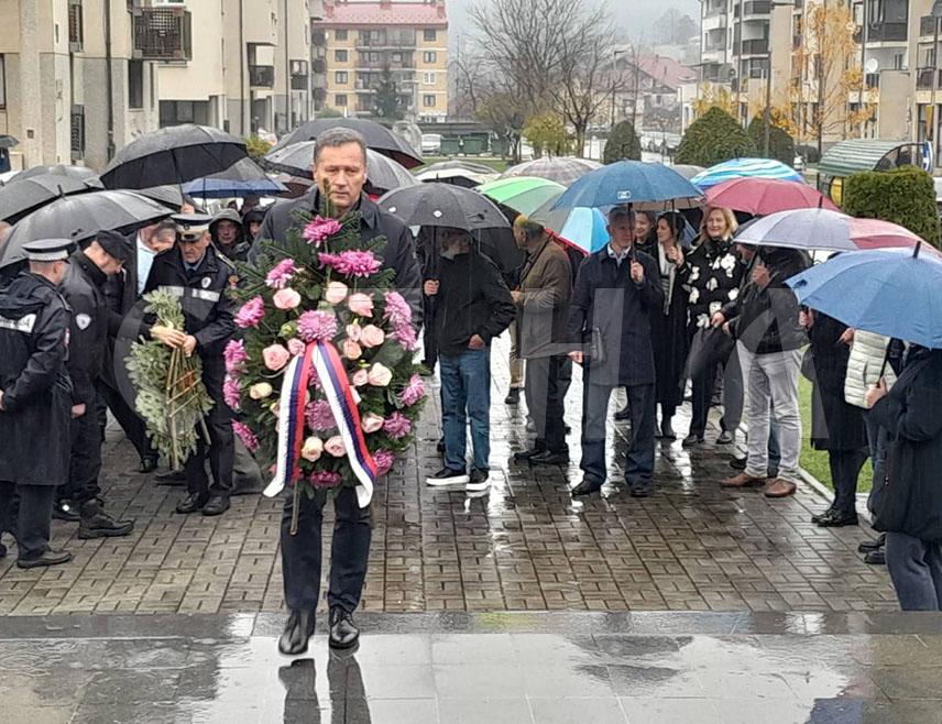 ПАЛЕ, 8. НОВЕМБРА/СРНА/ - Борачка организација Пале обиљежила је крсну славу Светог великомученика Димитрија – Митровдан, уз поруку да жртва 536 палих на бранику отаџбине не смије бити узалудна, већ да се Република Српска мора сачувати.