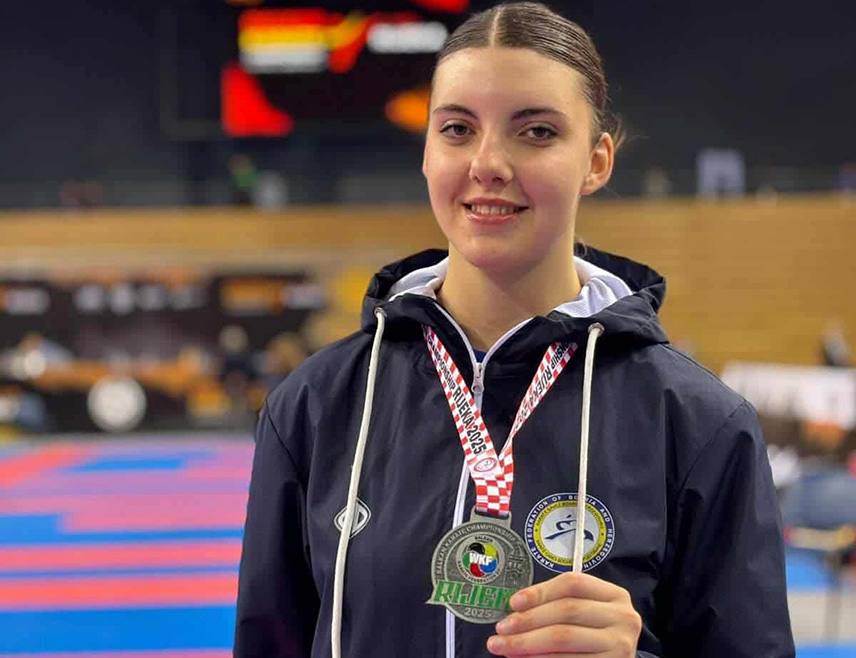 ВИШЕГРАД, 8. НОВЕМБРА /СРНА/ – Такмичарка Карате клуба "Дрина" из Вишеграда Селена Леканић освојила је сребрну медаљу на Балканском првенству одржаном у Ријеци, у Хрватској.