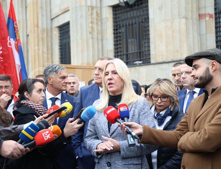 БАЊАЛУКА, 8. НОВЕМБРА /СРНА/ - Потпредсједник СНСД-а Жељка Цвијановић поручила је данас у Бањалуци да ће пријевремени избори за предсједника Републике Српске бити одбрана народне воље која је показана прије три године на демократским изборима, али и отпор против онога што је донијела колонијална власт у БиХ.