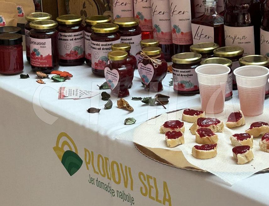 БАЊАЛУКА, 8. НОВЕМБРА /СРНА/ - У Бањалуци је отворен шести Сајам "Плодови села малих произвођача", који је окупио више од 40 излагача, произвођача, углавном породичних домаћинстава.
