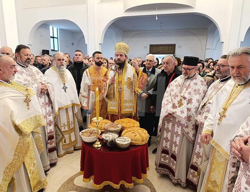 ШИПОВО, 8. НОВЕМБРА /СРНА/ - Општина Шипово обиљежила је Дан и крсну славу Митровдан, а тим поводом је Његово преосвештенство епископ бихаћко-петровачки Сергије служио Свету архијерејску литургију у Храму Светог великомученика Димитрија.