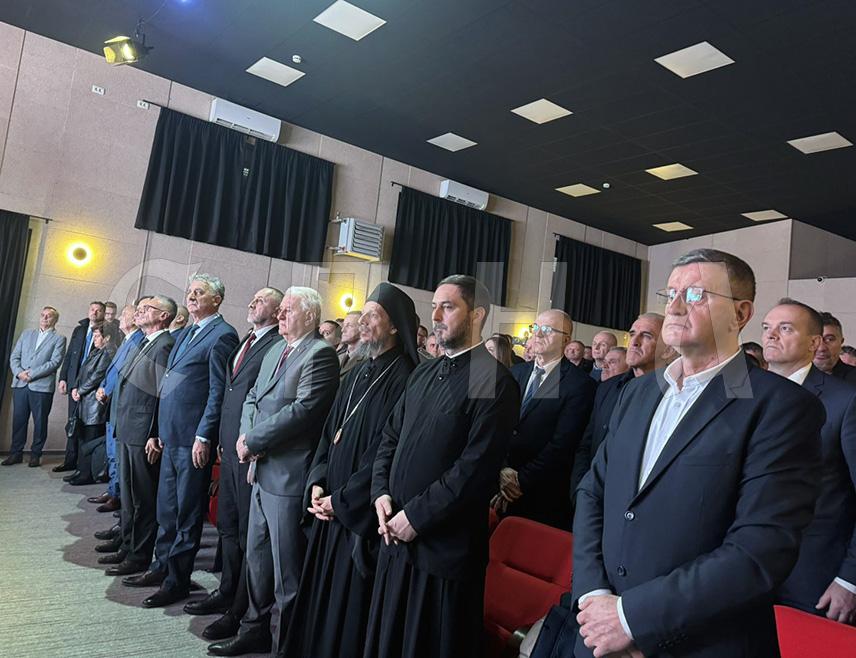 НЕВЕСИЊЕ, 8. НОВЕМБРА /СРНА/ - Сачувати јединство Републике Српске и сјећање на херојство српских јунака, порука је данашње свечане академије у Невесињу поводом митровданских битака 1992. и 1994. године.