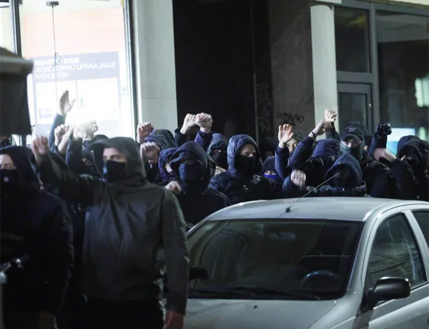 ЗАГРЕБ, 8. НОВЕМБРА /СРНА/ - Загребачки пододбор Српског културног друштва "Просвјета" саопштио је да немили догађаји највулгарнијег национализма у Сплиту и Загребу на обиљежавању манифестације "Дани српске културе" буде тешка сјећања, али да није ни први ни посљедњи пут да се сила обила о леђа малог човјека.