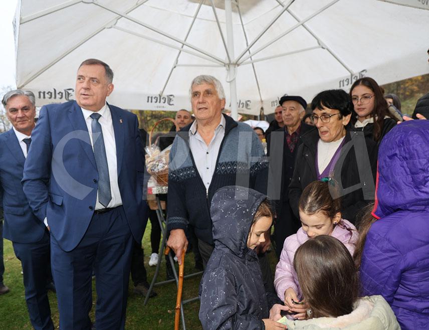 ЛОПАРЕ, 8. НОВЕМБРА /СРНА/ - Република Српска мора имати довољно хране, радити на енергетској самосталности и на образовању, истакао је лидер СНСД-а Милорад Додик.