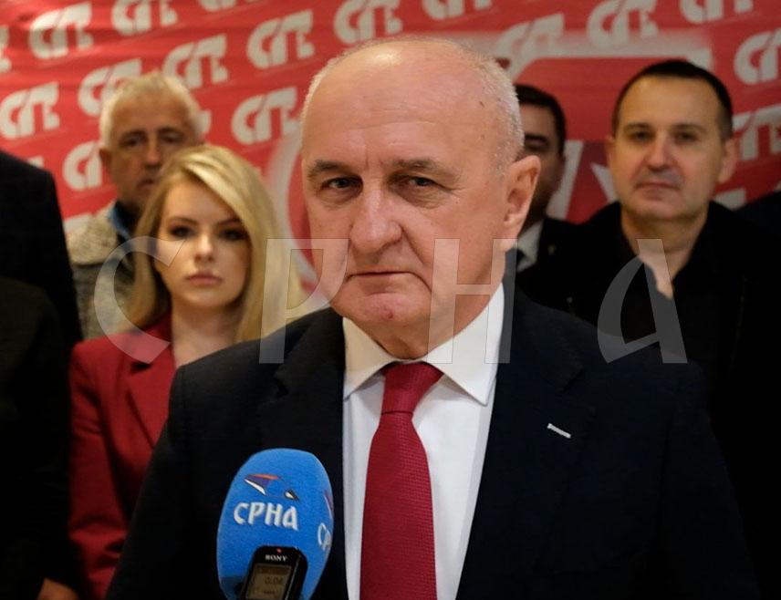 БАЊАЛУКА, 9. НОВЕМБРА /СРНА/ - Предсједник Социјалистичке партије /СП/ Петар Ђокић поручио је да ће избором Синише Карана за предсједника Републике Српске бити настављена политика заштите Српске која грађанима даје стабилност, сигурност, извјесност, обезбјеђује развој и мир као највећу благодет коју политика може пружи.