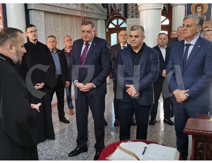 ТЕСЛИЋ, 9. НОВЕМБРА /СРНА/ - Предсједник СНСД-а Милорад Додик и министар за научнотхнолоши развој и високо образовање Републике Српске Синиша Каран данас су у Теслићу одали почаст погинулим српским борцима испред спомен-плоче са њиховим именима у Спомен-храму Пресвете Тројице.