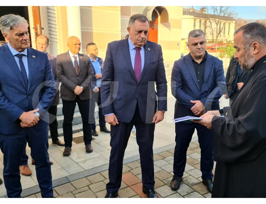 ТЕСЛИЋ, 9. НОВЕМБРА /СРНА/ - У Теслићу треба да буде изграђен српски духовни центар и Република Српска ће у томе помоћи, рекао је предсједник СНСД-а Милорад Додик.