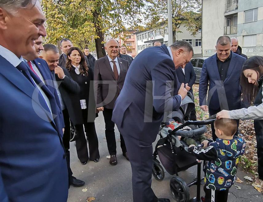 ТЕСЛИЋ, 9. НОВЕМБРА /СРНА/ - Посјета лидера СНСД-а Милорада Додика Теслићу привукла је пажњу грађана који су ову прилику искористили да се са њим срдачно поздраве.