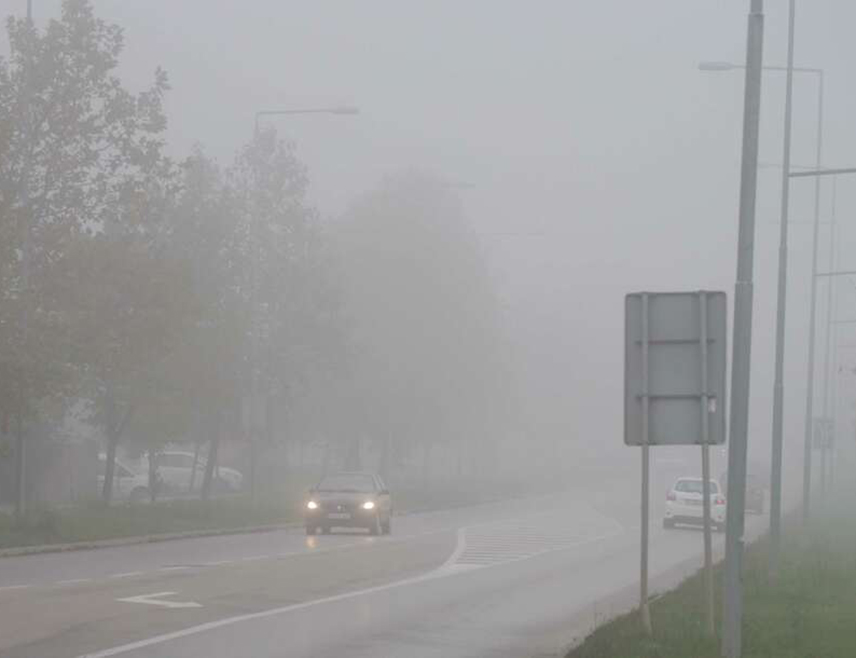 БАЊАЛУКА, 9. НОВЕМБРА /СРНА/ - Густа магла смањује видљивост на ауто-путу Бањалука-Градишка и "9. јануар", као и на магистралном путу Бањалука-Градишка, саопштио је Ауто-мото савез Републике Српске и позвао возаче на опрез.