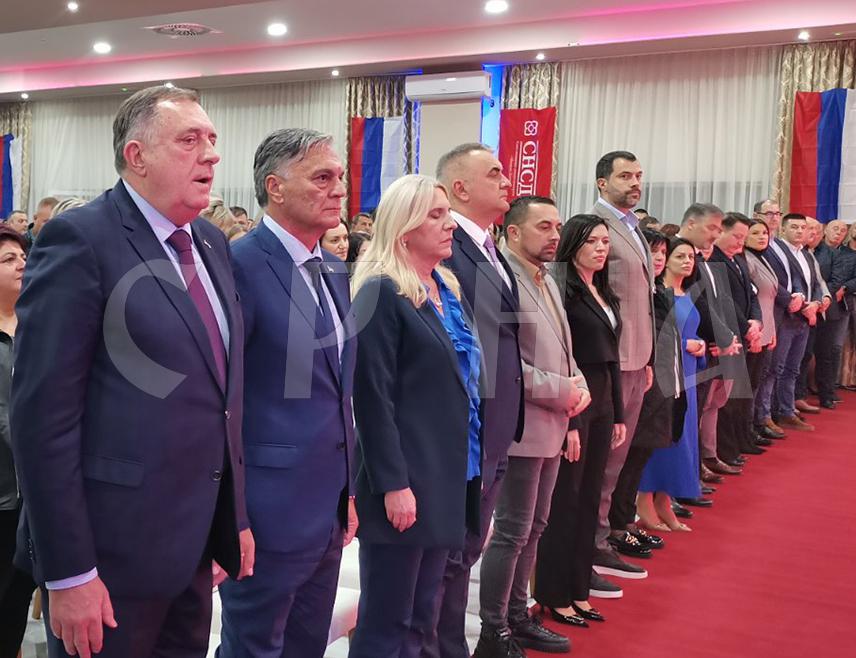 ДОБОЈ, 9. НОВЕМБРА /СРНА/ - Предсједник СНСД-а Милорад Додик вечерас је у Добоју подржао грађане да подрже кандидата ове странке за предсједника Републике Синишу Карана да би се у Српској наставили развојни пројекти.