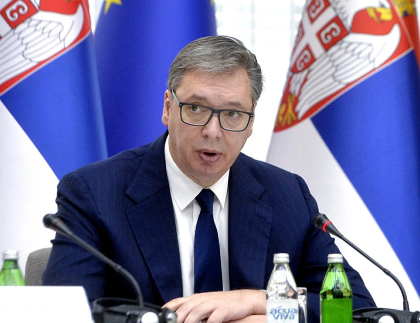 БЕОГРАД, 10. НОВЕМБРА /СРНА/ - Предсједник Србије Александар Вучић разговарао је телефоном са Дијаном Хрком, мајком једне од жртава пада надстрешнице у Новом Саду, и послаником Угљешом Мрдићем, који штрајкују глађу код Скупштине Србије, тражећи правду и истину о прошлогодишњој новосадској трагедији, у којој је погинуло 16 људи.