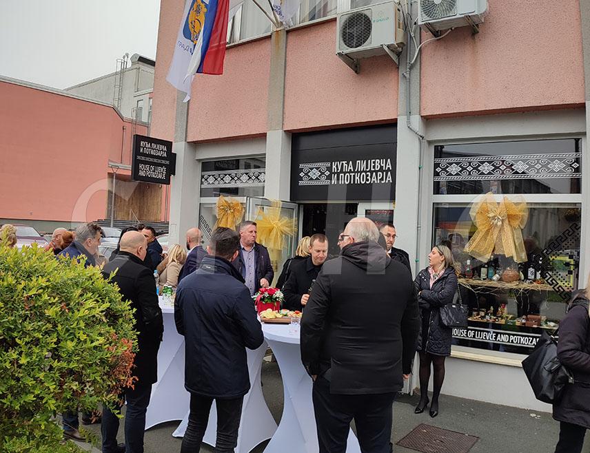 ГРАДИШКА, 10. НОВЕМБРА /СРНА/ - "Кућа Лијевча и Поткозарја", која послује у оквиру Туристичке организације Градишка, грађанима и туристима нуди велики број домаћих производа, еколошки узгојене хране и сокова, и тиме већ пет година доприноси развоју туризма на овом подручју, рекла је директор градске Туристичке организације Сњежана Гвозден.