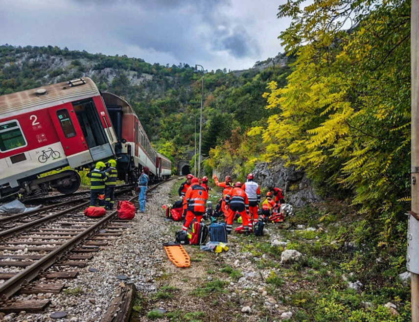 БРАТИСЛАВА, 10. НОВЕМБРА /СРНА/ - Седамдесет девет људи је хоспитализовано у Словачкој након судара возова у близини главног града Братиславе, саопштио је Оперативни центар хитне медицинске помоћи.