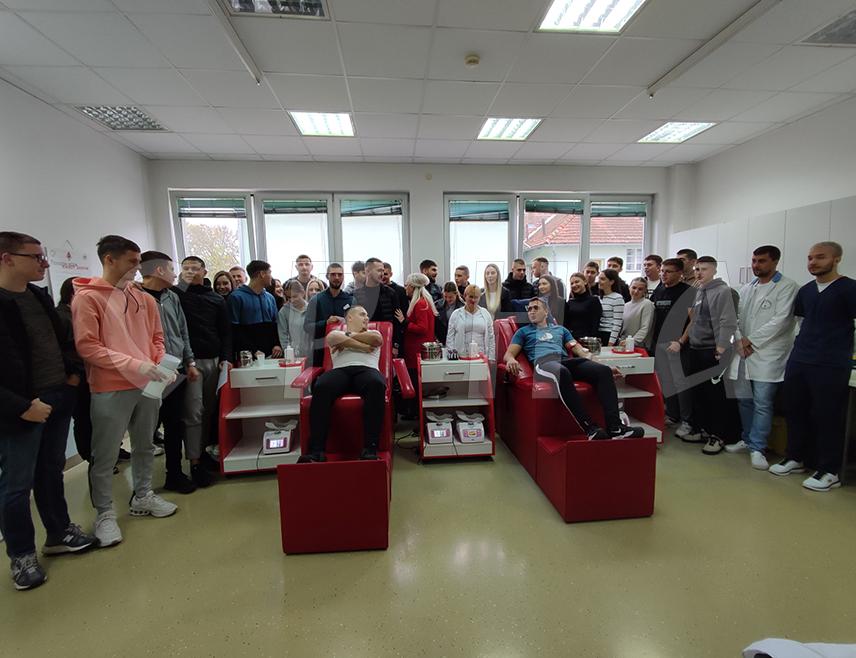 ГРАДИШКА, 10. НОВЕМБРА /СРНА/ - Више од 80 средњошколаца из Градишке пријавило се да добровољно да крв у тродневној акцији градског Црвеног крста, која почиње данас.