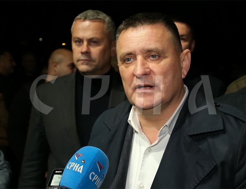 БАЊАЛУКА, 10. НОВЕМБРА /СРНА/ - Предсједник Градског одбора СНСД-а Владо Ђајић изјавио је вечерас да су пријевремени избори у Републици Српској наметнути, али да ће СНСД учествовати на њима са својим кандидатом Синишом Караном, који зна како се брани и чува Српска.