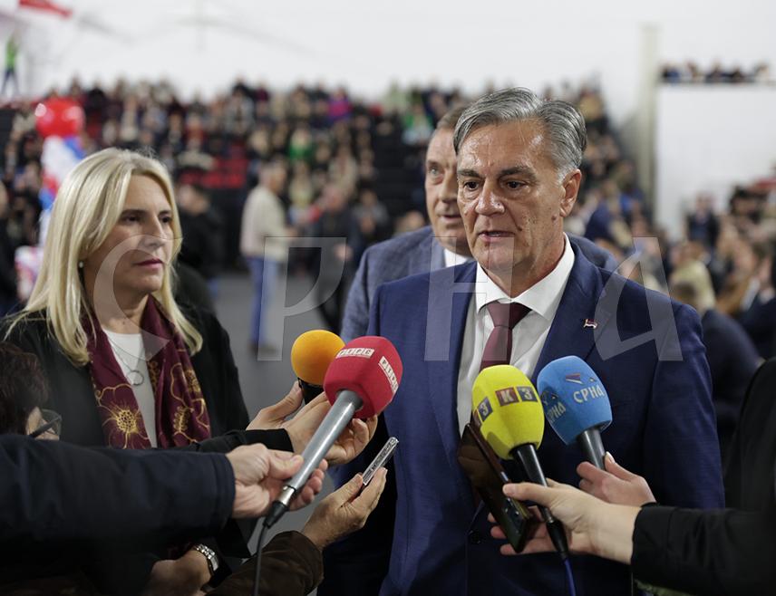 ИСТОЧНО САРАЈЕВО, 10. НОВЕМБРА /СРНА/ - Кандидат СНСД-а за предсједника Републике Српске Синиша Каран рекао је вечерас да се у Сарајевско-романијској регији родила идеја Републике Српске и да је Источно Сарајево инспирација за све да свим срцем наставе да бране Српску.