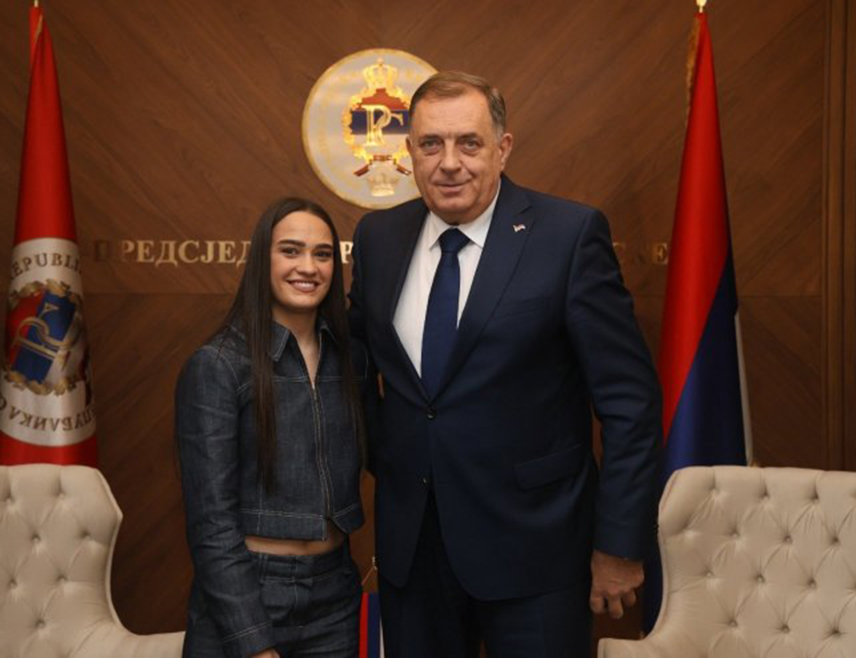 BANJA LUKA, NOVEMBER 11 /SRNA/ - SNSD president Milorad Dodik congratulated boxer Sara Ćirković on winning yet another championship title in her career, emphasizing that Republika Srpska will always be her steadfast support.