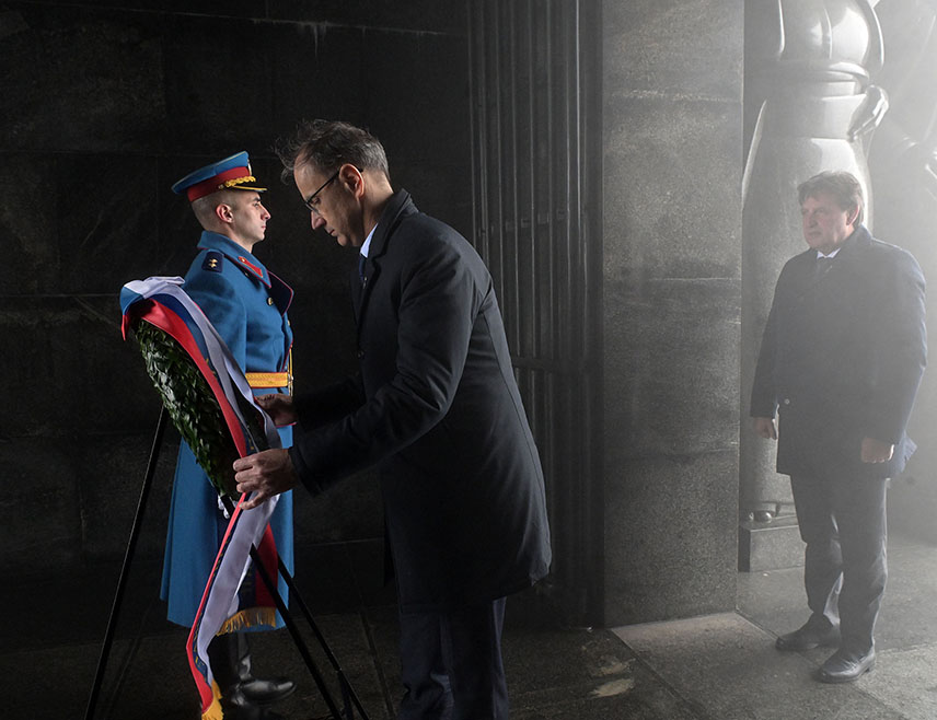 БЕОГРАД, 11. НОВЕМБРА /СРНА/ - Предсједник Владе Србије Ђуро Мацут положио је јутрос вијенац на Споменик незнаном јунаку на Авали, поводом Дана примирја у Првом свјетском рату.