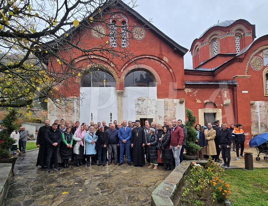 ЗВОРНИК, 11. НОВЕМБРА /СРНА/ - Пећка патријаршија прославила је крсну славу Светог Арсенија Сремца, а домаћин је био град Зворник, за чије је грађане био организован одлазак на Косово и Метохију како би присуствовали обиљежавању.