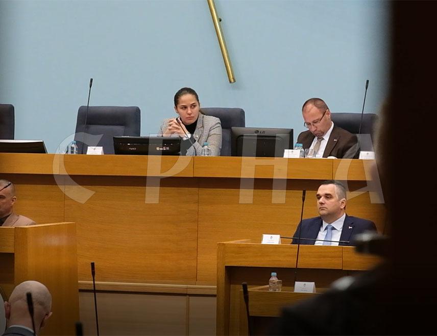 БАЊАЛУКА, 11. НОВЕМБРА /СРНА/ - Потпредсједник Народне скупштине Републике Српске Ања Љубојевић сматра да градска власт у Бањалуци све ради накарадно, те да обављује шарене лажи за "Инстраграм" о наводној успјешности.