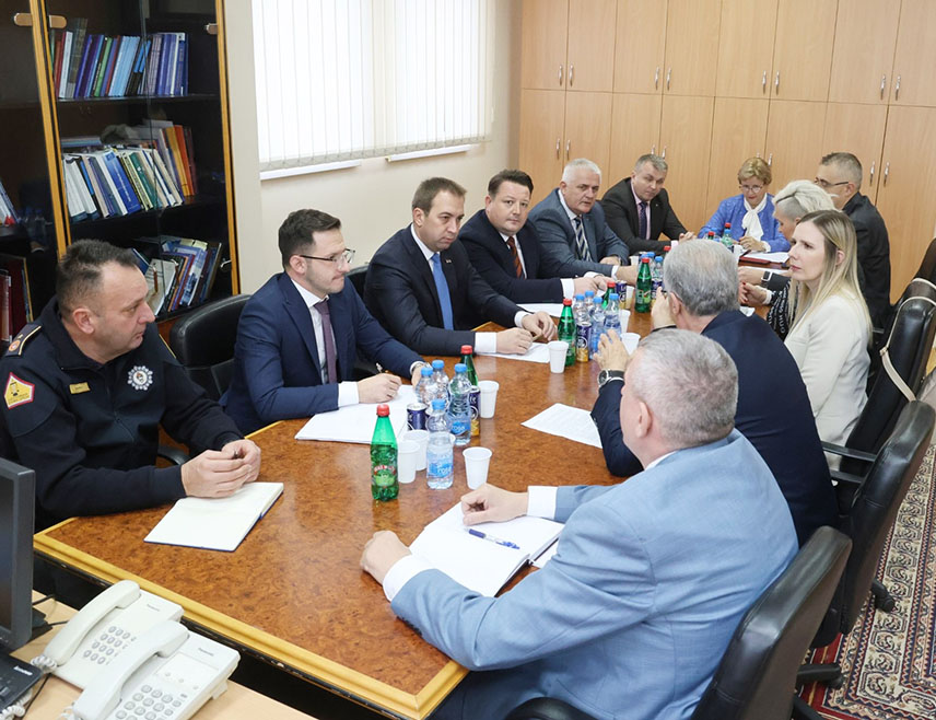 БИЈЕЉИНА, 11. НОВЕМБРА /СРНА/ - Министар правде Републике Српске Горан Селак изјавио је данас да је задовољан стањем у правосудним институцијама у Бијељини, да се испуњава тужилачка и судијска норма, али да постоји проблем недостатка судија и тужилаца.