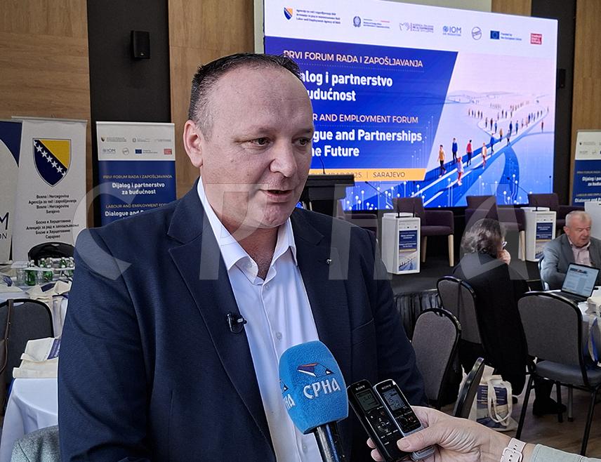 ЈАХОРИНА, 11. НОВЕМБРА /СРНА/ - Утврђивање износа најнижих плата у наредној години и повећање за 10 до 11,5 одсто, значајан је корак, а плате треба повећати и у предузећима, изјавио је на Јахорини предсједник Савеза синдиката Српске Горан Станковић.